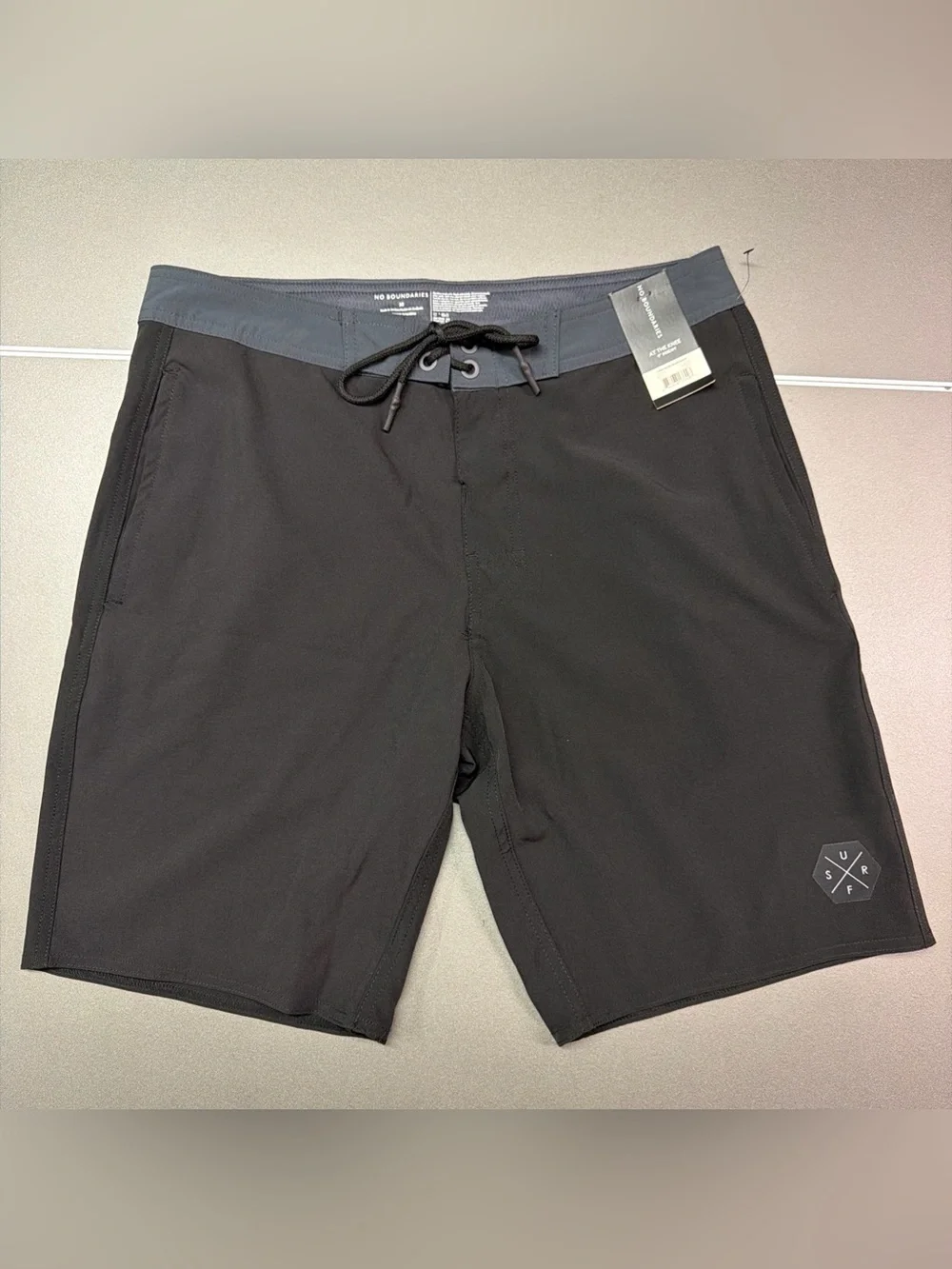 No Boundaries Mens Knee Length 9 Inch Inseam Board Shorts Size 30 NWT